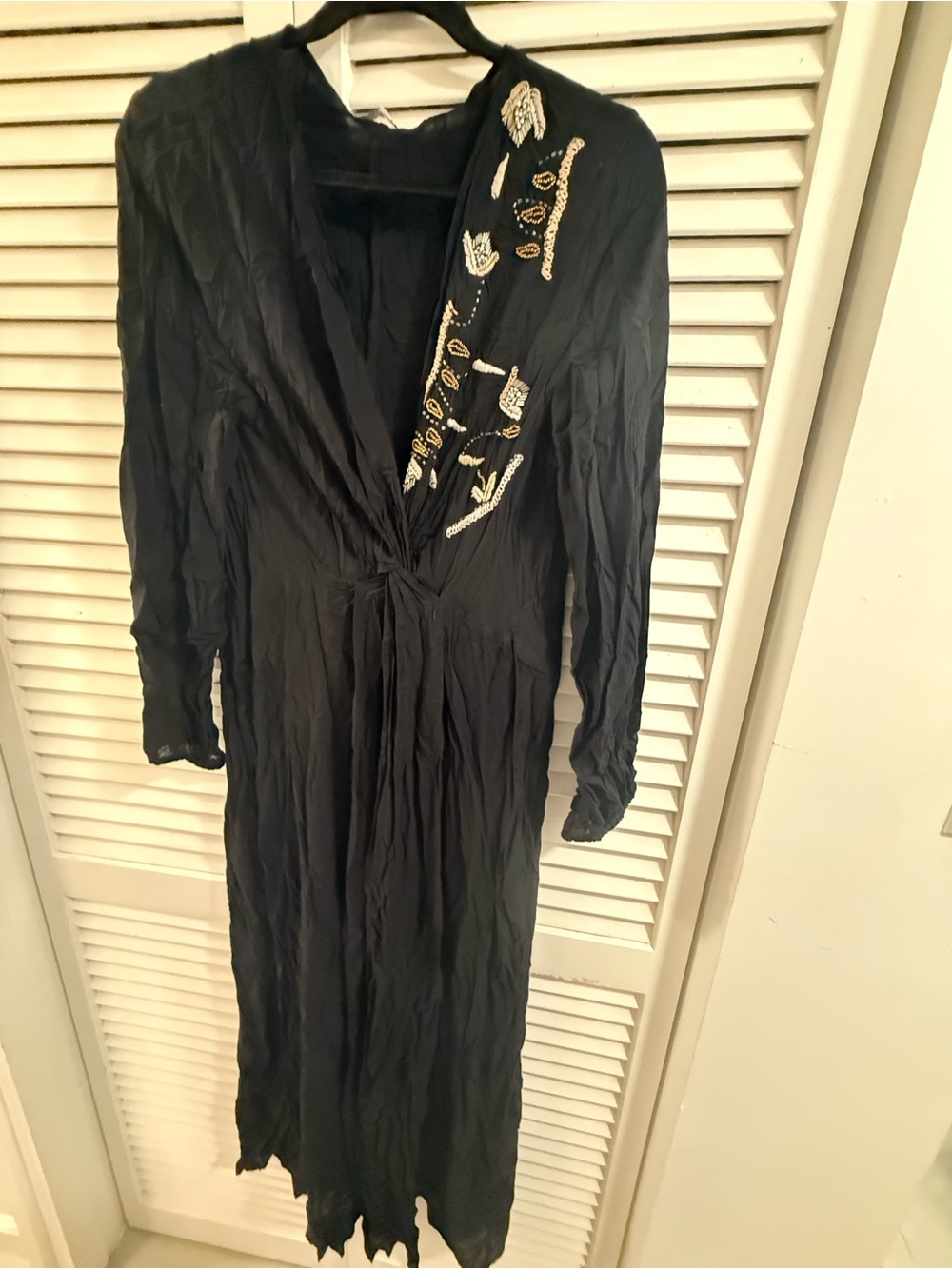 Ondade Mar Black Long Sleeve Embroidered Beach Cover-up